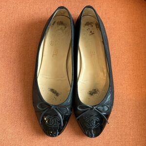 Chanel classic black leather ballet flat with patent leather toe. Size 40.5.